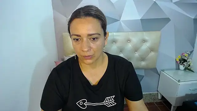 Milf-Prettyboobs online show from 11/18/25, 10:52