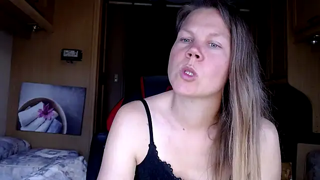 Snapshot of CallMeMaria chatting on 01/05/25, 03:45 CallMeMaria online show from 01/05/25, 03:45