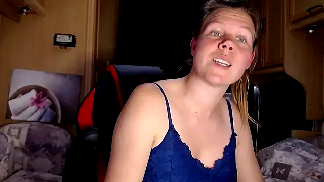 Snapshot of CallMeMaria chatting on 01/07/25, 04:27 CallMeMaria online show from 01/07/25, 04:27