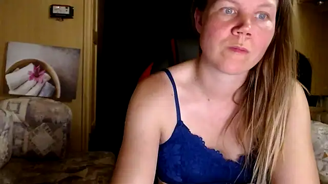 Snapshot of CallMeMaria chatting on 01/07/25, 08:21 CallMeMaria online show from 01/07/25, 08:21