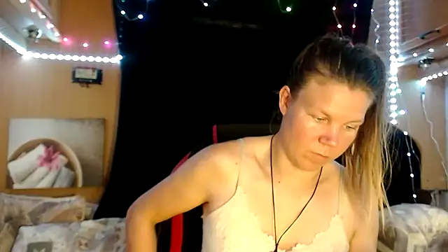 Snapshot of CallMeMaria chatting on 01/27/25, 12:05 CallMeMaria online show from 01/27/25, 12:05