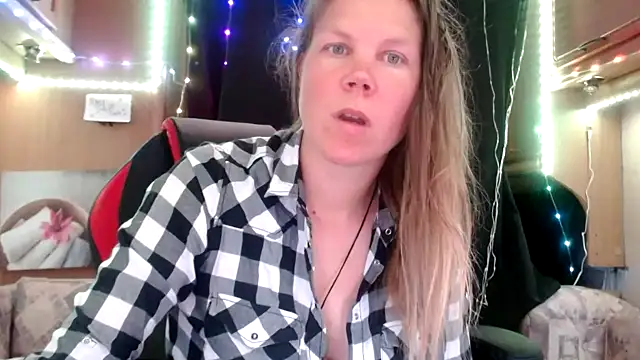 Snapshot of CallMeMaria chatting on 02/16/25, 01:27 CallMeMaria online show from 02/16/25, 01:27