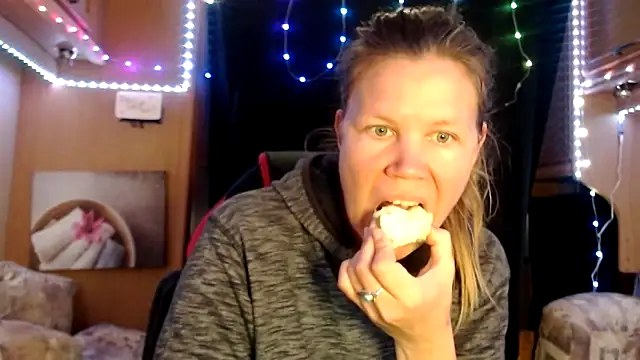 Snapshot of CallMeMaria chatting on 03/15/25, 11:51 CallMeMaria online show from 03/15/25, 11:51