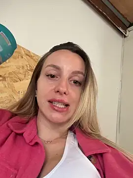Snapshot of AlexisWhit chatting on 09/28/25, 07:14 AlexisWhit online show from 09/28/25, 07:14