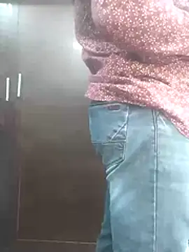 Snapshot of Idontmind367 chatting on 12/23/25, 04:32 Idontmind367 online show from 12/23/25, 04:32