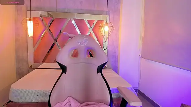 adara evanss online show from 10/27/25, 09:08