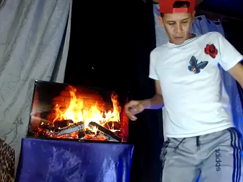 Snapshot of Hidden_Fantasies chatting on 11/06/25, 11:15 Hidden Fantasies online show from 11/06/25, 11:15