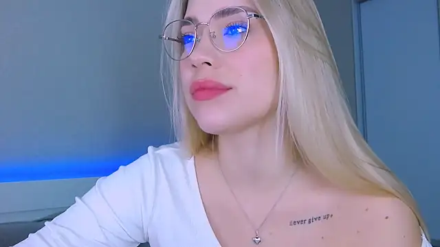 Snapshot of DIANAxxxDIAMOND chatting on 10/17/25, 07:22 DIANAxxxDIAMOND online show from 10/17/25, 07:22