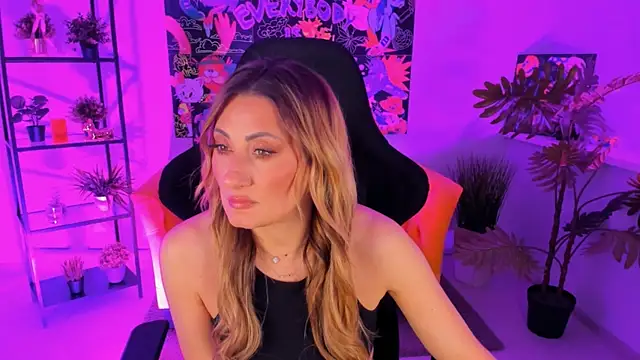 Snapshot of SarahAlluring chatting on 03/22/25, 01:30 SarahAlluring online show from 03/22/25, 01:30