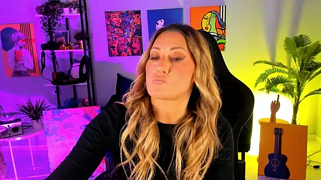 Snapshot of SarahAlluring chatting on 10/15/25, 12:38 SarahAlluring online show from 10/15/25, 12:38