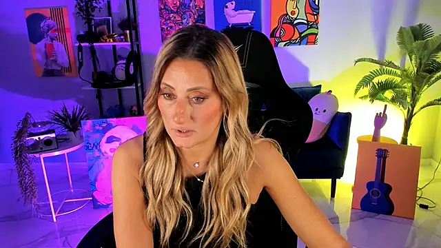Snapshot of SarahAlluring chatting on 10/19/25, 11:55 SarahAlluring online show from 10/19/25, 11:55
