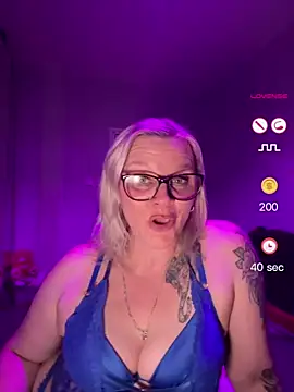 Snapshot of Curvy-Cleo chatting on 06/19/26, 10:46 Curvy-Cleo online show from 06/19/26, 10:46