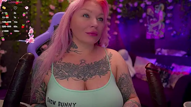 Snapshot of BlackedBarbie chatting on 10/17/25, 12:52 BlackedBarbie online show from 10/17/25, 12:52