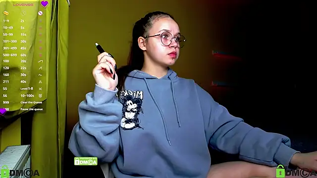 Snapshot of Lilysweet13 chatting on 10/27/25, 01:48 Lilysweet13 online show from 10/27/25, 01:48