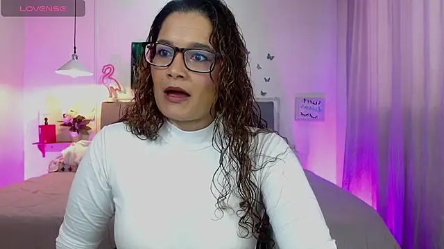Snapshot of Rose_Thompson1 chatting on 04/15/26, 01:40 Rose Thompson1 online show from 04/15/26, 01:40