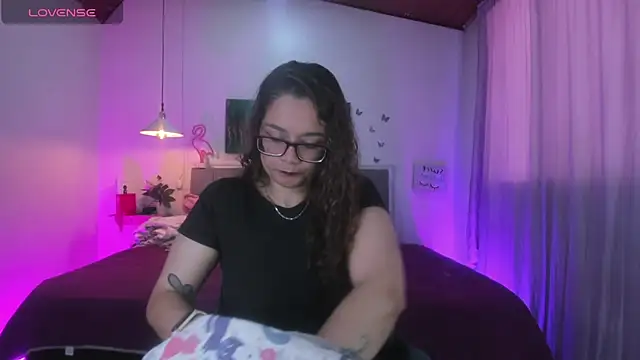Snapshot of Rose_Thompson1 chatting on 04/21/26, 01:28 Rose Thompson1 online show from 04/21/26, 01:28