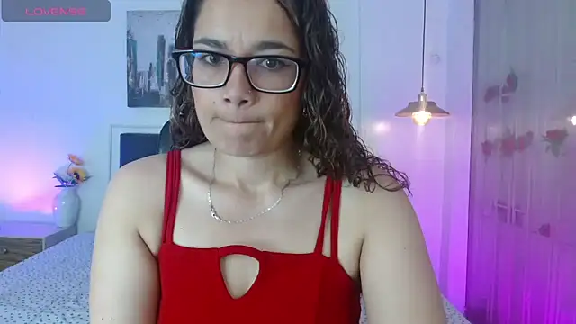 Snapshot of Rose_Thompson1 chatting on 05/13/26, 01:30 Rose Thompson1 online show from 05/13/26, 01:30
