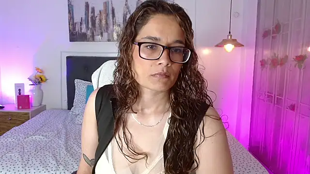 Snapshot of Rose_Thompson1 chatting on 05/17/26, 01:40 Rose Thompson1 online show from 05/17/26, 01:40