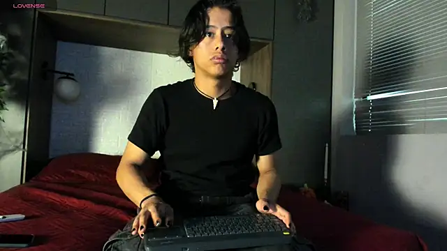 Snapshot of labrinthteasing chatting on 10/27/25, 02:32 labrinthteasing online show from 10/27/25, 02:32