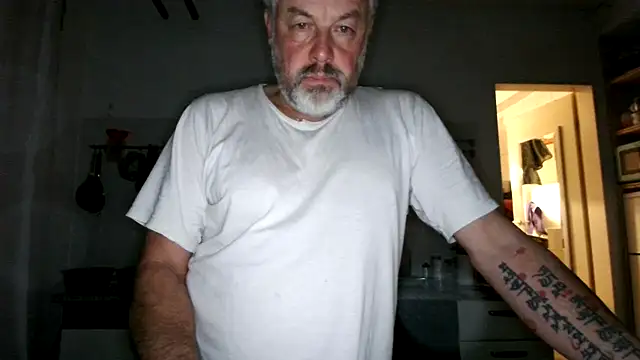 Snapshot of Berg_Boy chatting on 10/28/25, 04:38 Berg Boy online show from 10/28/25, 04:38