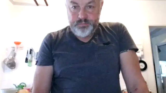 Snapshot of Berg_Boy chatting on 11/02/25, 08:17 Berg Boy online show from 11/02/25, 08:17