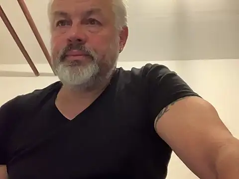 Snapshot of Berg_Boy chatting on 11/20/25, 05:29 Berg Boy online show from 11/20/25, 05:29