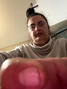 Snapshot of tttttyta chatting on 10/28/25, 01:20 tttttyta online show from 10/28/25, 01:20