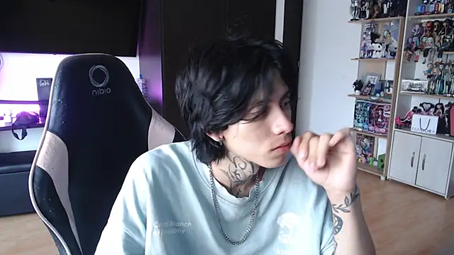 Snapshot of xIce_Boy chatting on 12/05/25, 01:31 xIce Boy online show from 12/05/25, 01:31