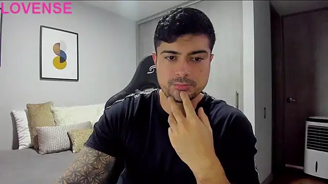 Snapshot of Dante_Storm chatting on 10/19/25, 09:04 Dante Storm online show from 10/19/25, 09:04