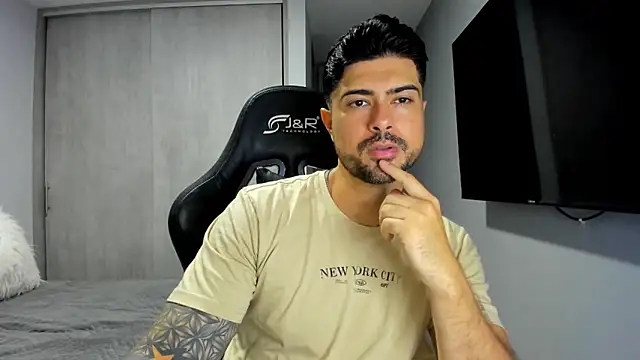 Snapshot of Dante_Storm chatting on 11/19/25, 04:40 Dante Storm online show from 11/19/25, 04:40