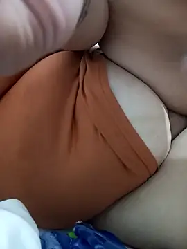 Snapshot of aliciaxm chatting on 12/18/25, 06:03 aliciaxm online show from 12/18/25, 06:03