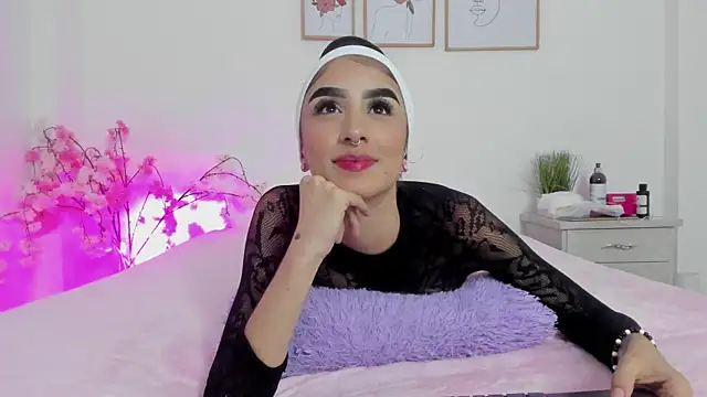 alana 111 online show from 10/24/25, 03:03