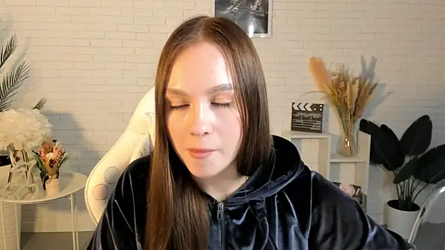 Snapshot of LoisCubitt chatting on 03/13/25, 03:06 LoisCubitt online show from 03/13/25, 03:06