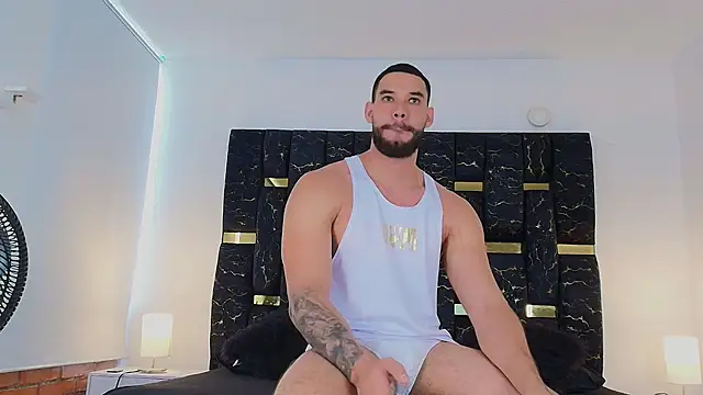 Snapshot of chris_blake__ chatting on 03/15/25, 07:05 chris blake   online show from 03/15/25, 07:05