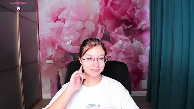 AngelinaLow online show from 10/19/25, 05:30