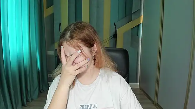 Snapshot of AngelinaLow chatting on 05/04/26, 11:28 AngelinaLow online show from 05/04/26, 11:28