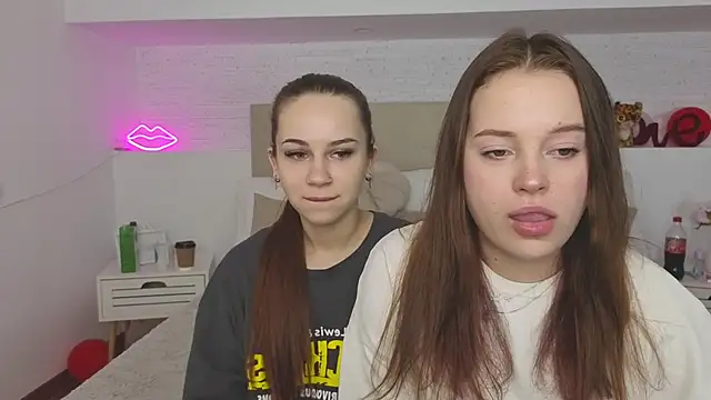 Snapshot of Cute_kitty- chatting on 09/09/25, 09:36 Cute kitty- online show from 09/09/25, 09:36