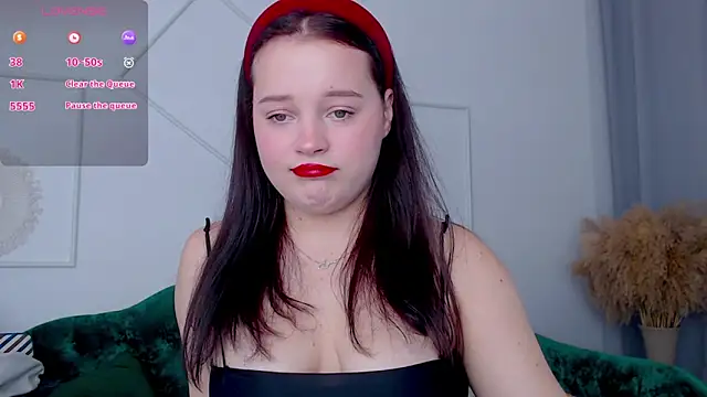 Snapshot of Cute_kitty- chatting on 10/01/25, 10:05 Cute kitty- online show from 10/01/25, 10:05