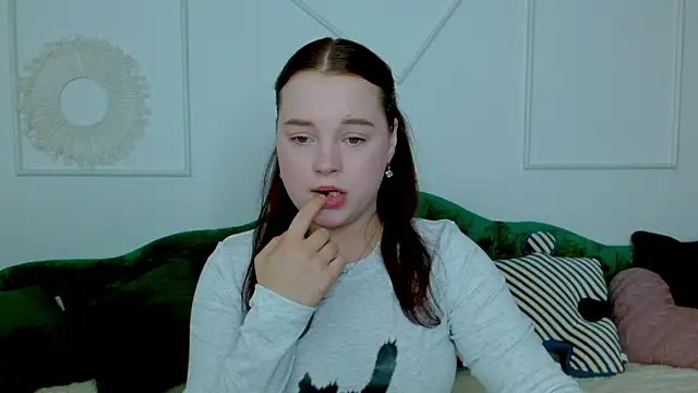 Snapshot of Cute_kitty- chatting on 10/16/25, 08:10 Cute kitty- online show from 10/16/25, 08:10