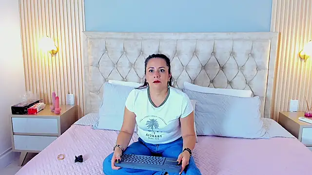 Snapshot of Hera_goddesss chatting on 09/24/25, 03:48 Hera goddesss online show from 09/24/25, 03:48