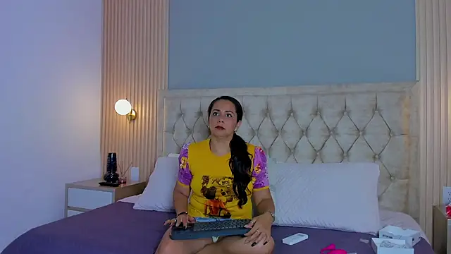 Snapshot of Hera_goddesss chatting on 10/04/25, 07:23 Hera goddesss online show from 10/04/25, 07:23