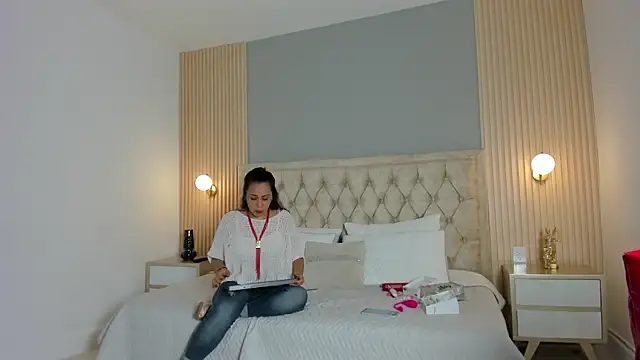 Snapshot of Hera_goddesss chatting on 10/17/25, 08:11 Hera goddesss online show from 10/17/25, 08:11