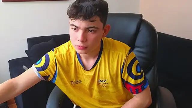 Snapshot of lukeboyce33 chatting on 09/23/25, 04:43 lukeboyce33 online show from 09/23/25, 04:43