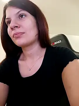 Snapshot of MeCherryy chatting on 11/17/25, 01:28 MeCherryy online show from 11/17/25, 01:28