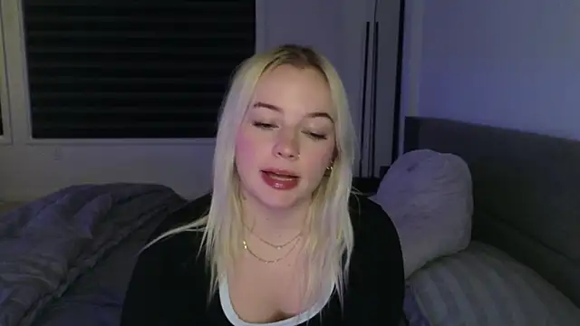 margot robbie7 online show from 11/19/25, 12:32