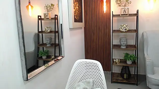 Coral Lise online show from 12/15/25, 11:03