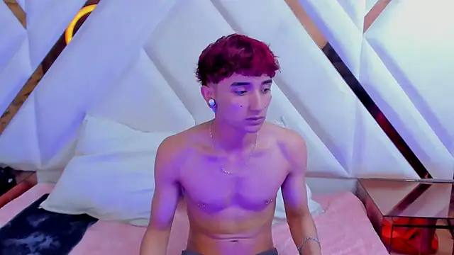 Snapshot of LauryAndNarem69 chatting on 03/21/25, 10:17 LauryAndNarem69 online show from 03/21/25, 10:17