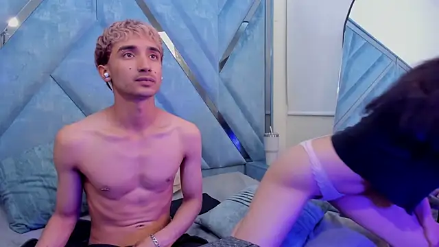 Snapshot of LauryAndNarem69 chatting on 12/21/25, 06:31 LauryAndNarem69 online show from 12/21/25, 06:31