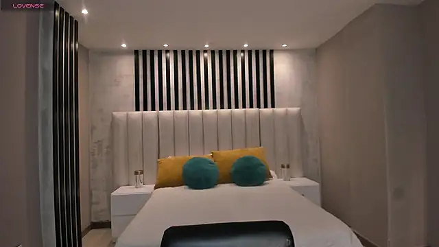 MaiaCollins online show from 11/28/25, 06:32