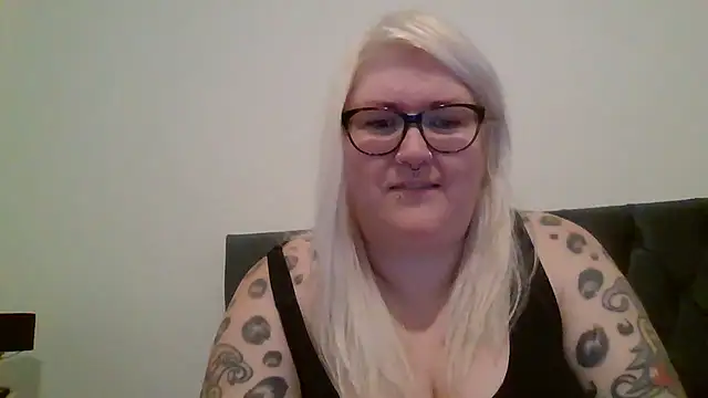 Snapshot of Sizzling_Indie36 chatting on 03/18/25, 10:15 Sizzling Indie36 online show from 03/18/25, 10:15